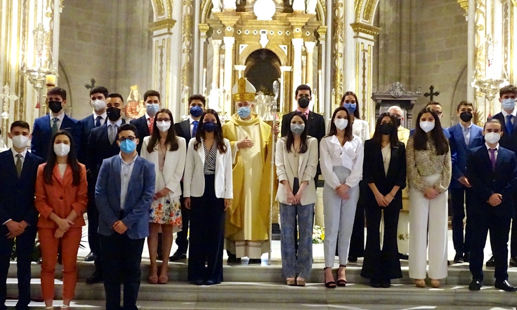 Mons. González Montes administra el sacramento de la Confirmación a 20 alumnos del Colegio Stella Maris