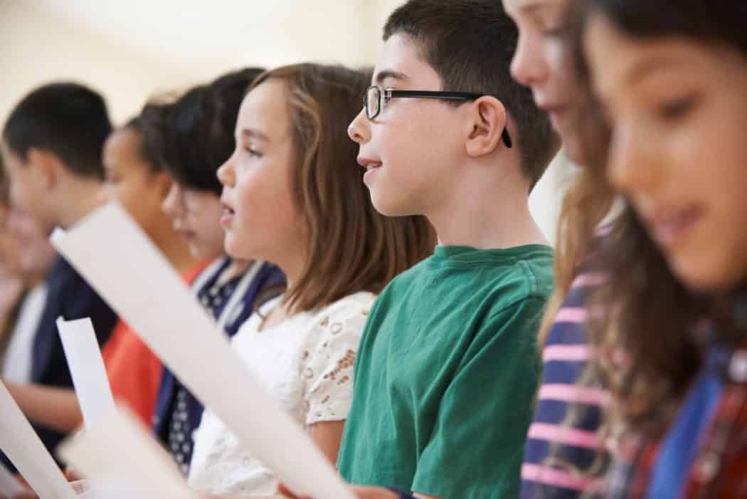 niños menores cantando