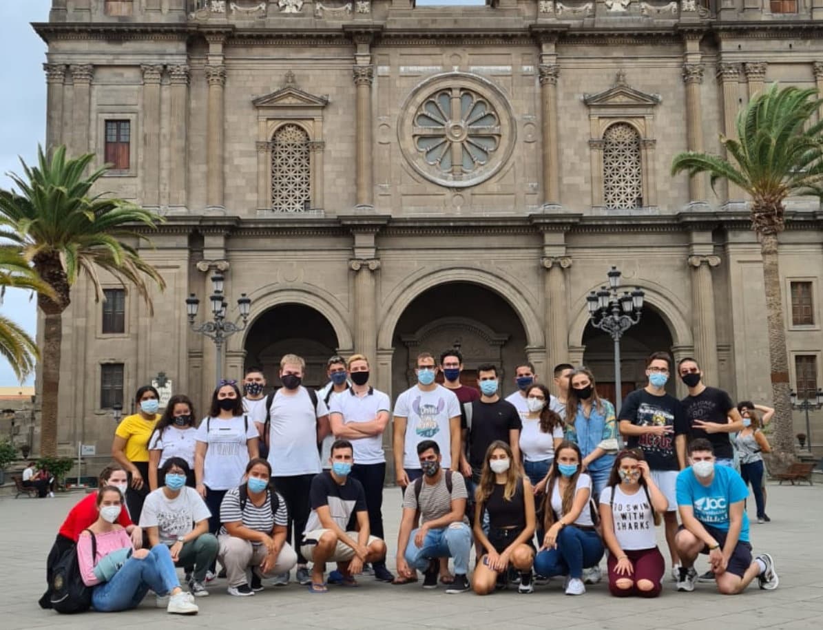 Jóvenes en la plaza de santa Ana