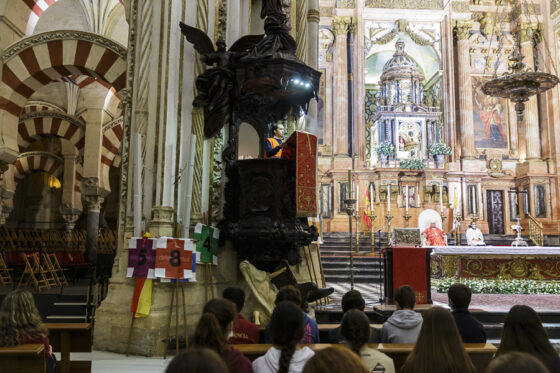 joven catolico leyendo en misa