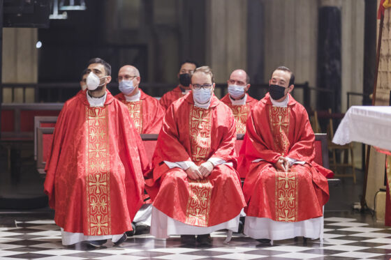 sacerdotes en misa