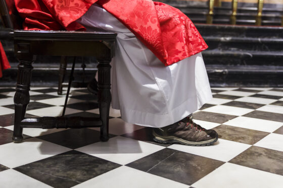 sacerdote con zapatillas