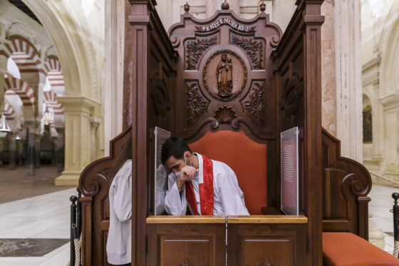 joven sacerdote confesando
