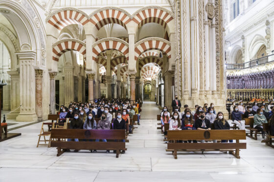 jovenes cristianos sentados en misa