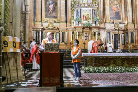 jovenes cristianos en misa catedral