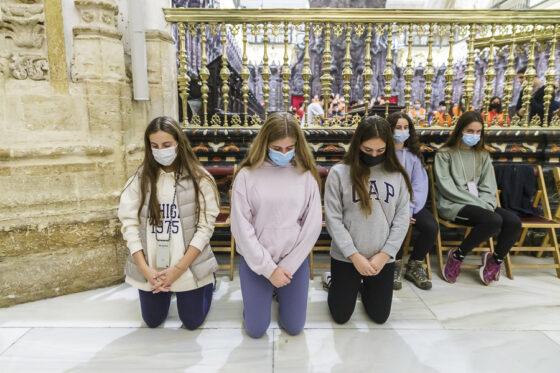jovenes catolicas rezando