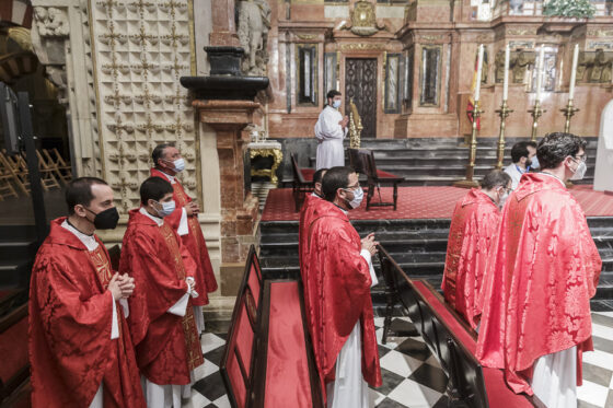 sacerdotees en misa