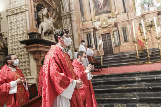 sacerdotes jovenes en misa
