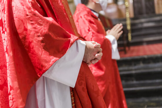 sacerdotes en misa