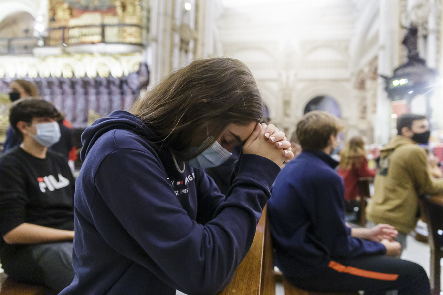 joven catolica rezando