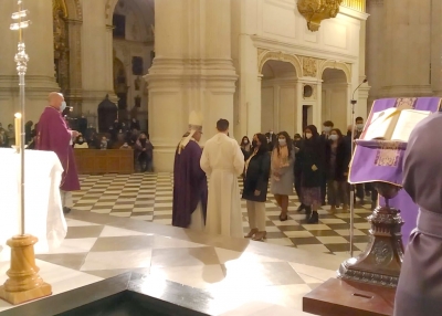 Jóvenes de varias comunidades neocatecumenales reciben la Confirmación en la Catedral