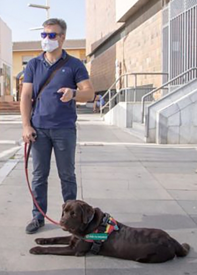 Manuel Gavilán con su perro Aslan.