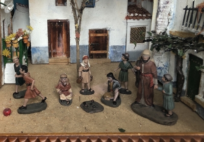 Imagen de la escena de uno de los dioramas, que lleva por título: “San José coge de la mano al Niño Jesús”. 