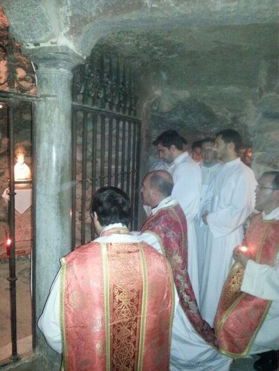 Tras la misa hispano-mozárabe honrando al patrón, en las Santas Cuevas. Foto de archivo. 