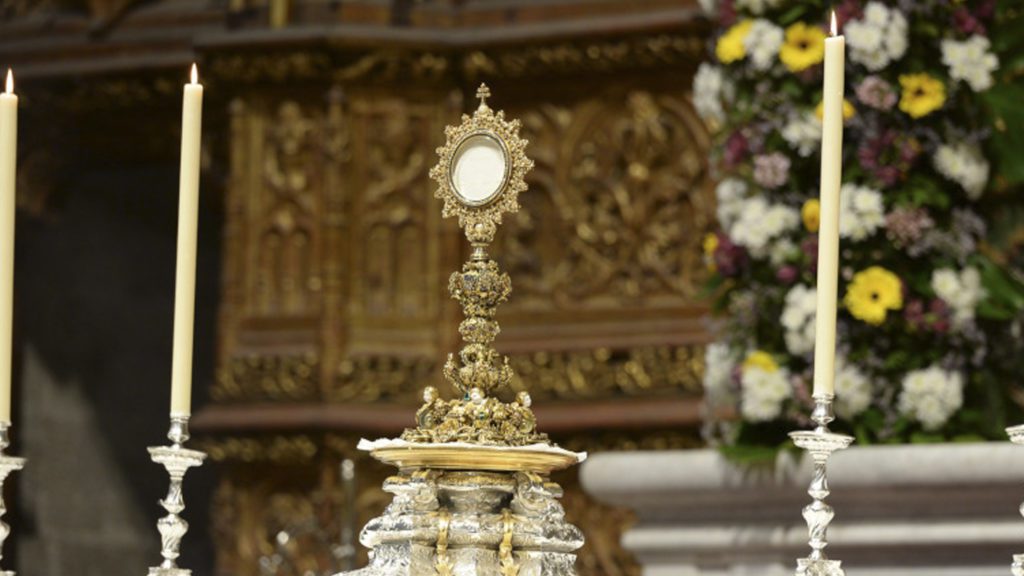 Las hermandades sacramentales celebran un acto eucarístico en la Catedral