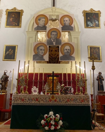 Francisco Morales (arriba a la izquerda) junto a las imágenes de los otros cuatro mártires de Alhama en una de las capillas de la iglesia de Alhama. 