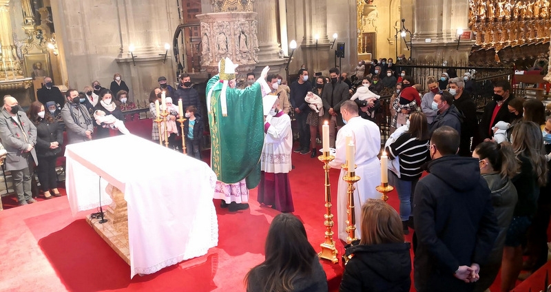 El obispo bendijo a 16 niños en la catedral