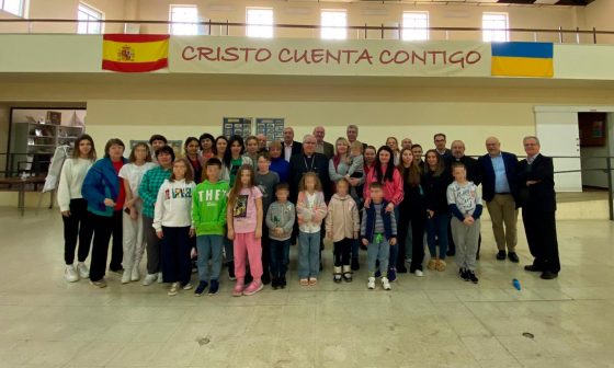 El arzobispo de Sevilla visita a los refugiados ucranianos acogidos en la casa de Cursillos de Cristiandad