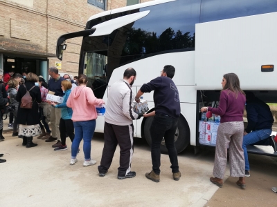 Voluntarios cargan uno de los autobuses el jueves por la tarde en el Seminario Mayor.