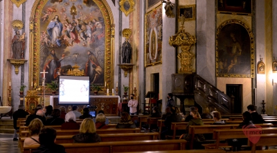 El historiador Contreras-Guerrero explica la obra en la iglesia de la Magdalena. 