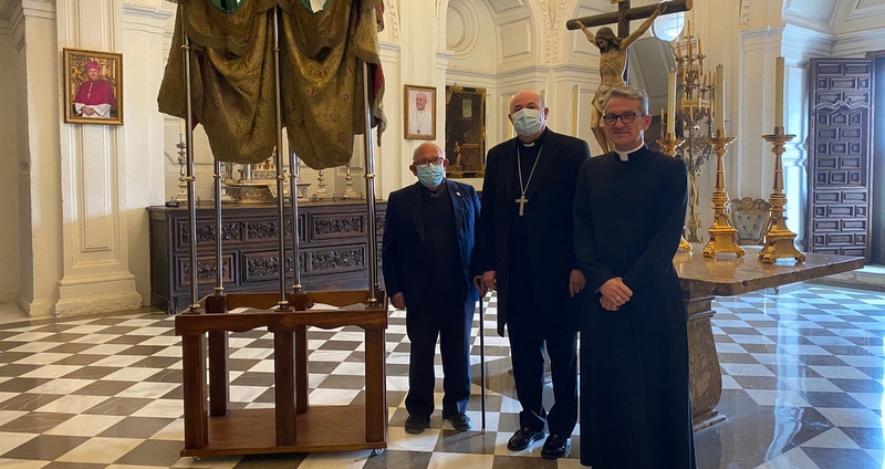 Un castrileño dona un portapalio para la catedral