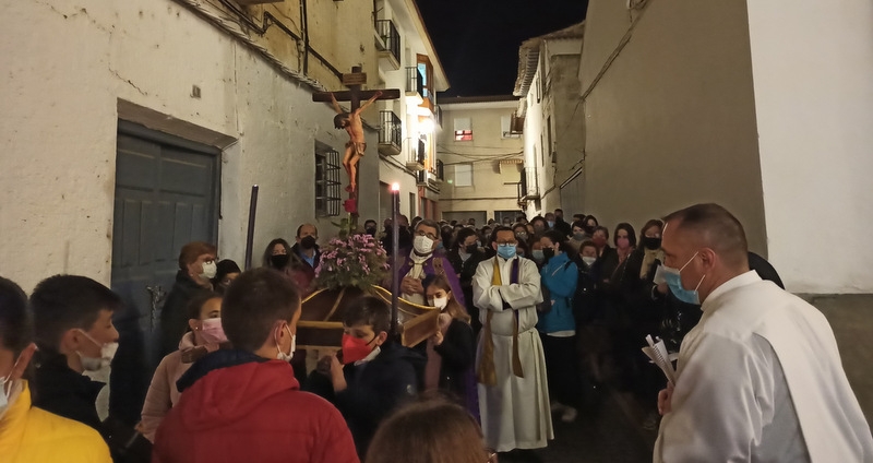Vía Crucis Diocesano de Jóvenes en Huéscar con una petición por la paz