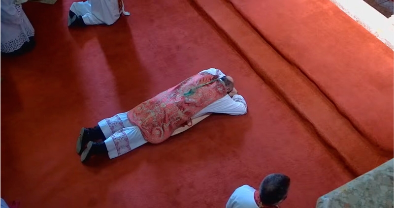 “En Cristo encontramos la verdad de quién es el ser humano, que no puede vivir ignorando el sufrimiento, el dolor y el mal”: Mons. Orozco en los Oficios del Viernes Santo