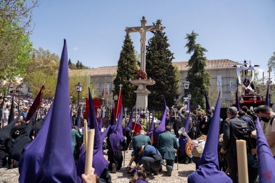 Granada reza por la paz en Ucrania ante el Cristo de los Favores