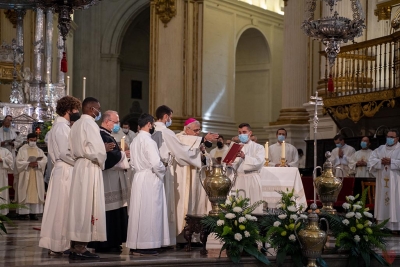 En la consagración y bendición esta mañana, en la Misa Crismal.