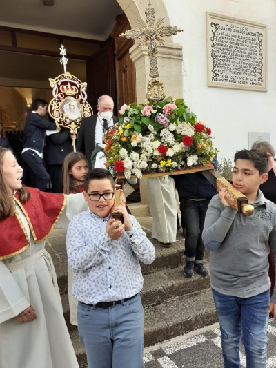 Niños de Alhama procesionan la Cruz de Isabel la Católica saliendo desde el convento de San Diego.