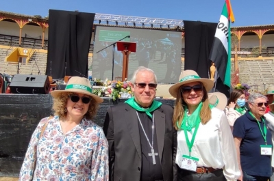 Carima e Isabel con el consiliario nacional del MCC, Mons. José Ángel Saiz.