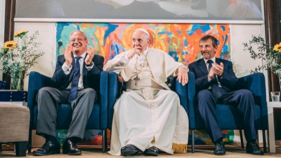 De izquierda a derecha, José María Del Corral y Enrique Palmeyro junto al Papa Francisco en uno de los encuentros de Scholas Ocurrentes.. 
