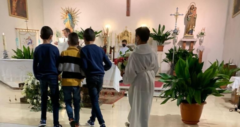 Los niños de catequesis, con flores a María, en Caniles