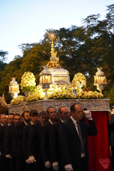 En imágenes, procesión eucarística con la parroquia del Santo Ángel Custodio