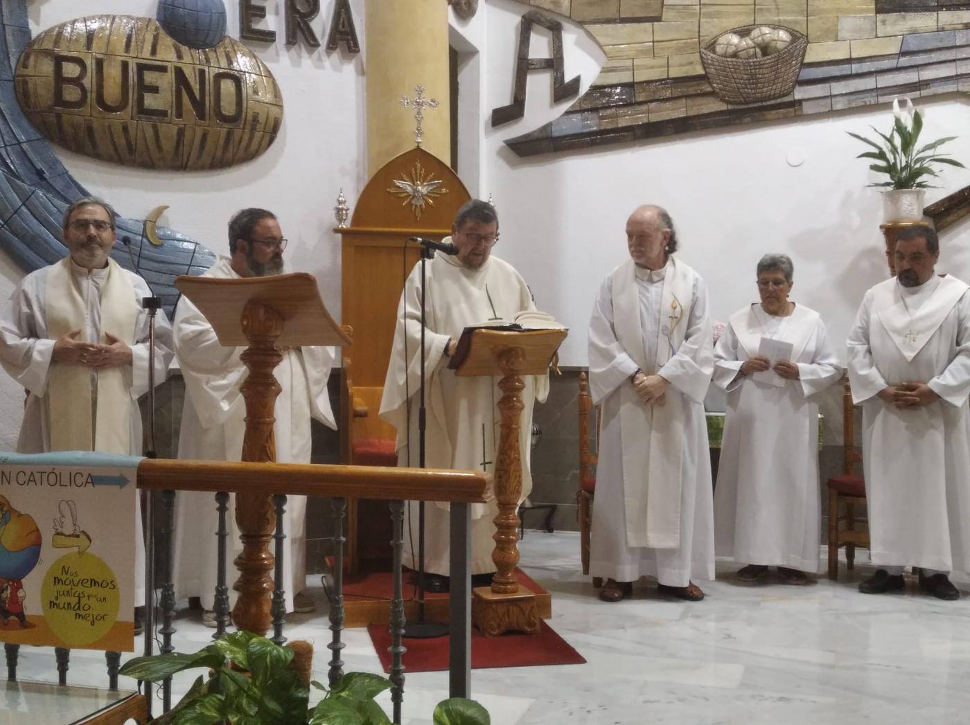 Celebración de las bodas de oro sacerdotales de José María Ramos Villalobos en la parroquia de San Manuel, en Mijas-Costa 