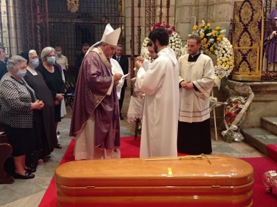 El arzobispo Mons. Celso Morga junto a los restos de Mons. Montero y las dos hermanas que cuidaron de él estos años en Sevilla