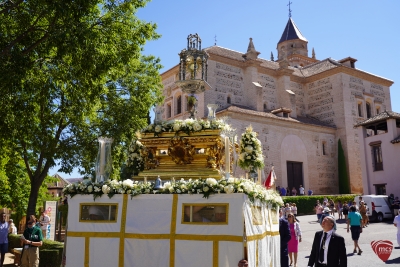 Salida en procesión del Santísimo Sacramento por las inmediaciones de la Alhambra