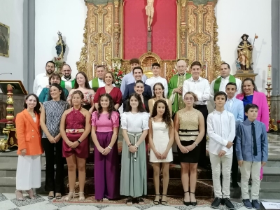 Churriana de la Vega celebra las confirmaciones de un grupo de jóvenes y adultos