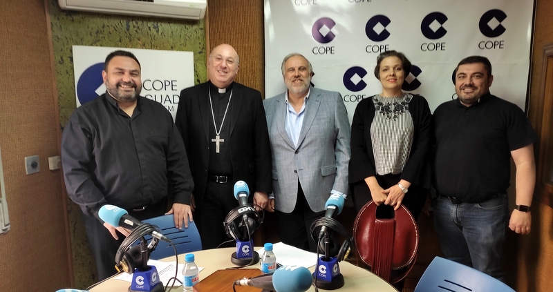 Cope Guadix recibió al obispo, que intervino en el programa “El Espejo de la Iglesia en Guadix”