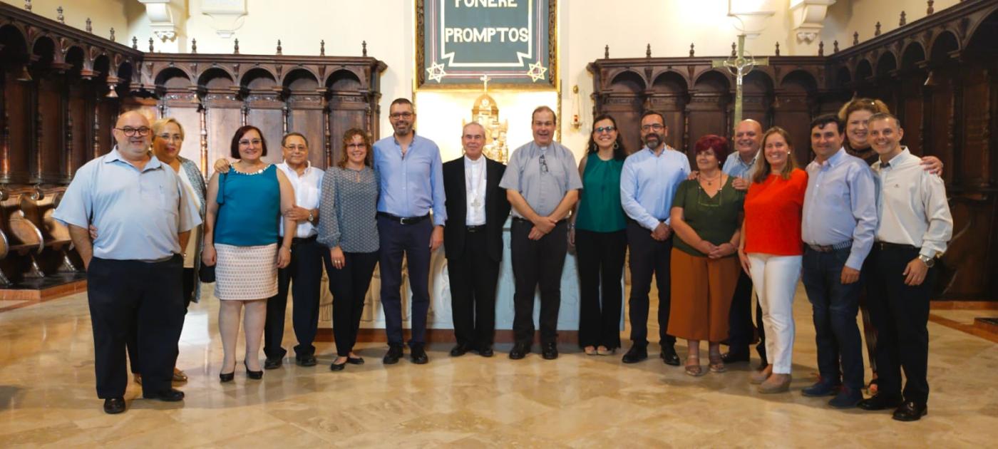 Candidato al diaconado, álvaro López Cardosa, junto a D. Jesús Catalá y los compañeros seminaristas, tras la firma en la Capilla del Buen Pastor