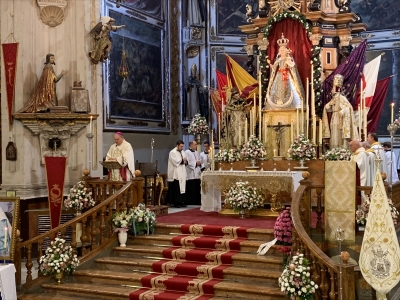 Mons. Gil Tamayo recibe la medalla de la Archicofradía del Rosario Coronada