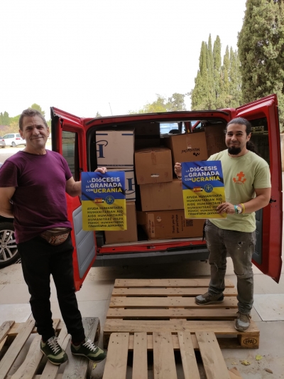 Los voluntarios con el material que llevarán a Ucrania, antes de iniciar el viaje.