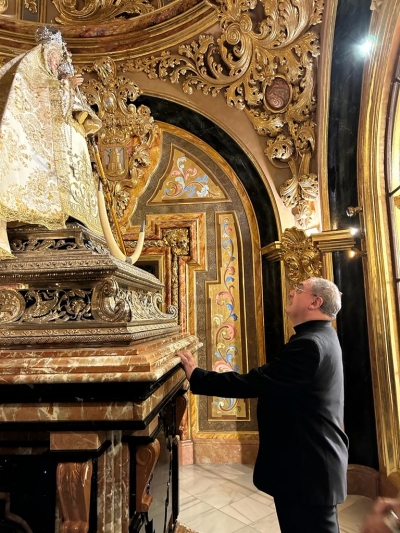El Arzobispo en el camarín de Nuestra Señora de la Cabeza.