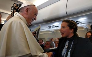 Ángeles Conde abraza la mano del Papa Francisco