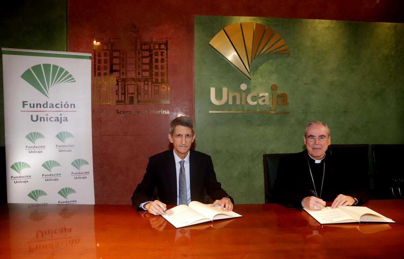 Firma del convenio de colaboración entre la Fundación Unicaja y el Obispado de Málaga