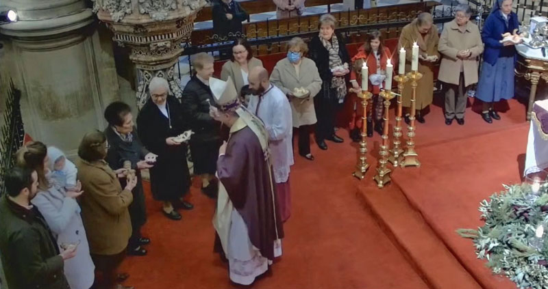 La bendición de imágenes del Niño Jesús y la Luz de Belén anuncian la Navidad en la Catedral de Guadix