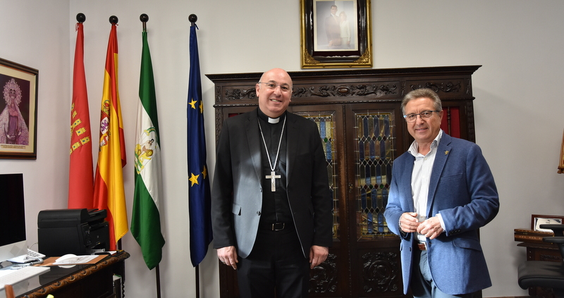 Visita del obispo de Guadix al ayuntamiento de Baza, donde fue recibido por el alcalde