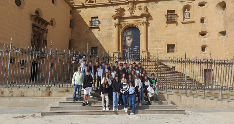 Alumnos de Religión del IES José de Mora, de Baza, visitaron la exposición The Mystery Man y el Hospital Real, en Guadix