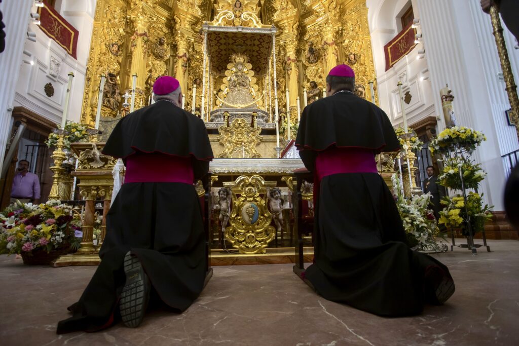 El Nuncio llega al Santuario de la Virgen del Rocío y reza ante la Blanca Paloma