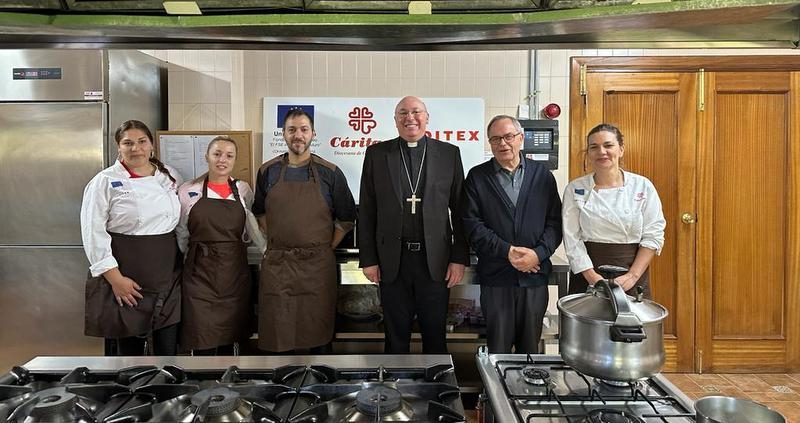 El obispo visitó el curso de Cocina profesional que imparte Cáritas Diocesana en Guadix